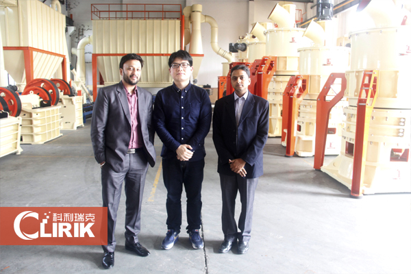 印度客戶來我廠考察超細玻璃磨粉機